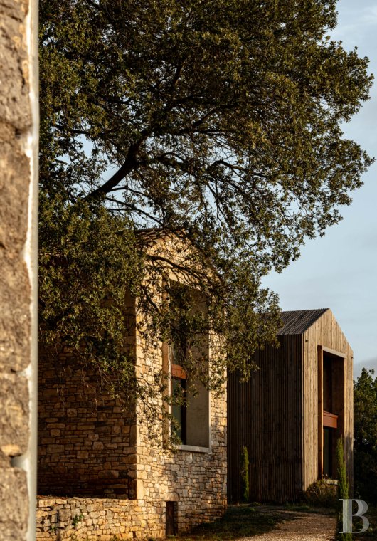 Dans le Gard, en bordure de l’Ardèche, un ancien mas restauré au milieu des oliviers, des vignes et des lavandes - photo  n°2
